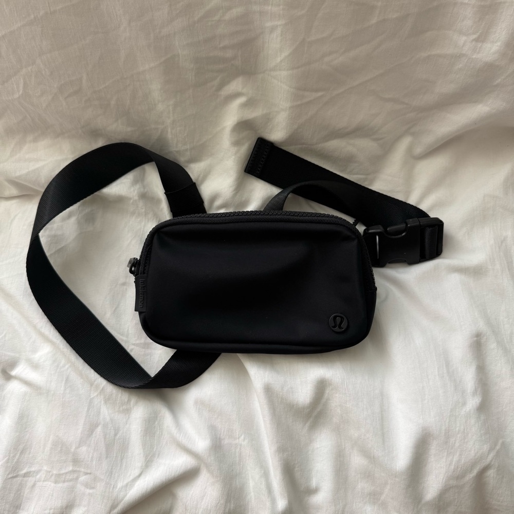 Lululemon Everywhere Belt Bag Mini Black